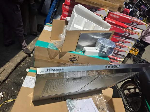 Hisense 90cm Cooker Hood with Pyramid Chimney - 1