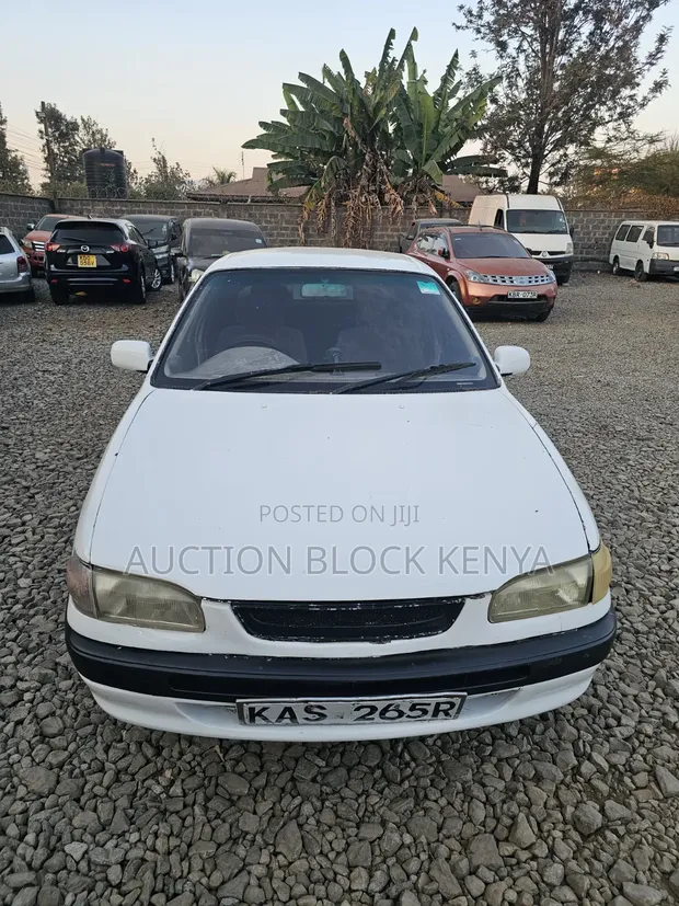 Toyota Corolla 2000 White - 1
