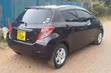 Toyota Vitz 2013 Nyeusi - 2