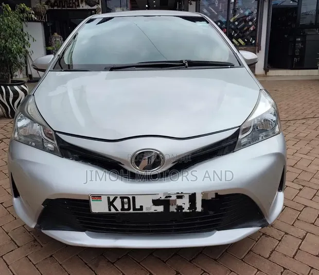 Toyota Vitz 2016 Silver - 1
