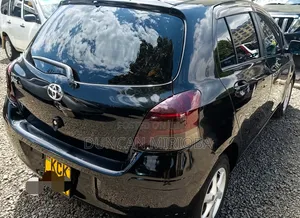 Toyota Vitz 2010 Nyeusi