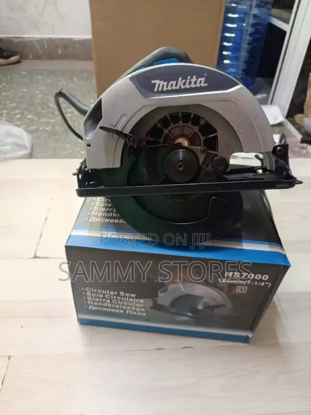 Makita Professional Wood Cutting Saw - 1