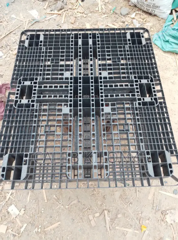 Used Storage Plastic Pallets - 1