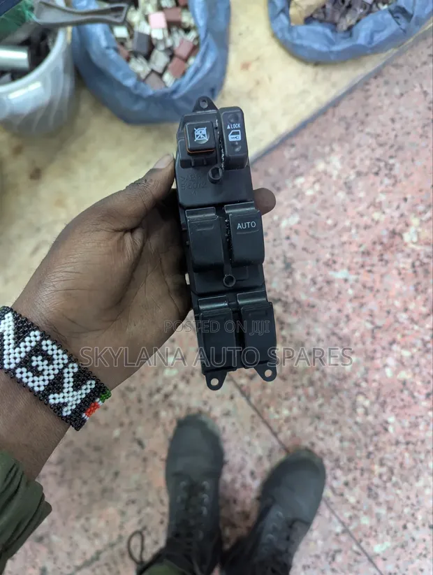 Toyota Premio Nyoka/110 Door Main Switch - 1