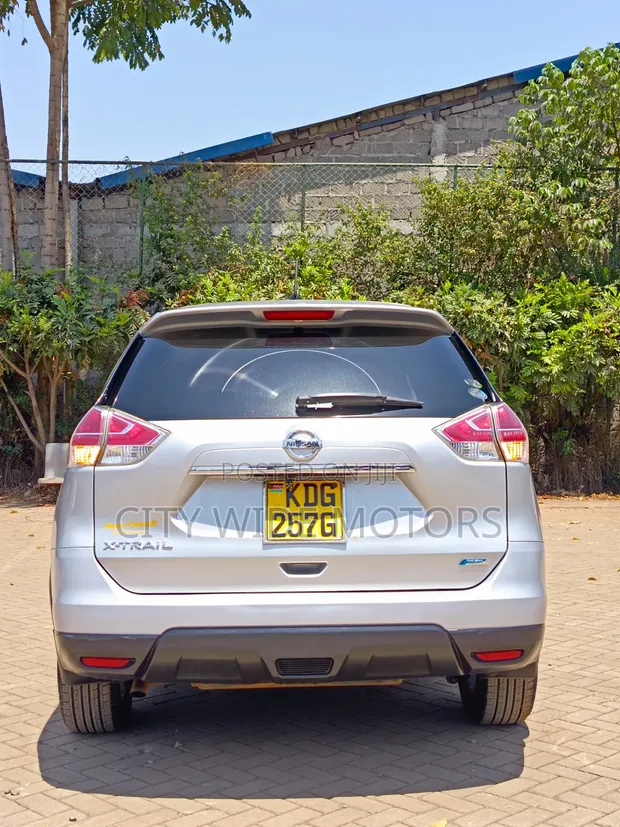 Nissan X-Trail 2014 Silver - 1