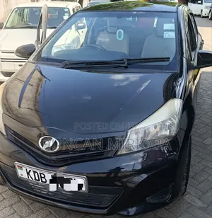 Toyota Vitz 2013 Nyeusi