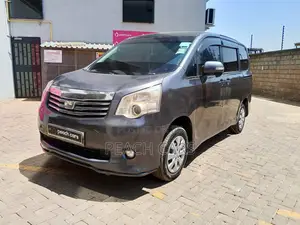 Toyota Noah 2011 Nyeusi