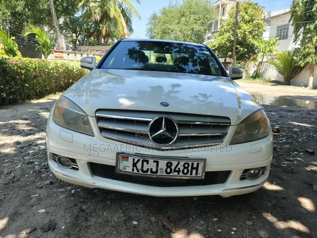 Mercedes-Benz C200 2011 White - 1