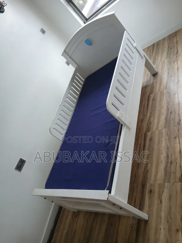 Kitanda cha Watoto Nyeupe na Godoro la Bluu - 1