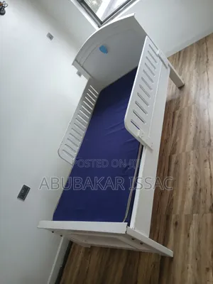 Kitanda cha Watoto Nyeupe na Godoro la Bluu