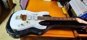 Gitaa la Umeme la Ibanez Mfululizo wa JEM - Nyeupe