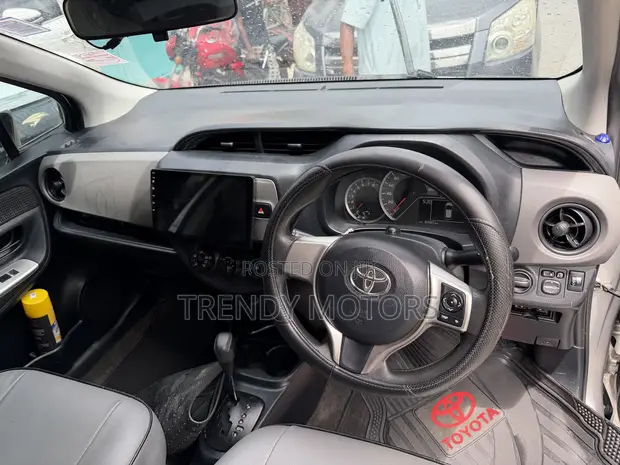 Toyota Vitz 2017 Silver - 1