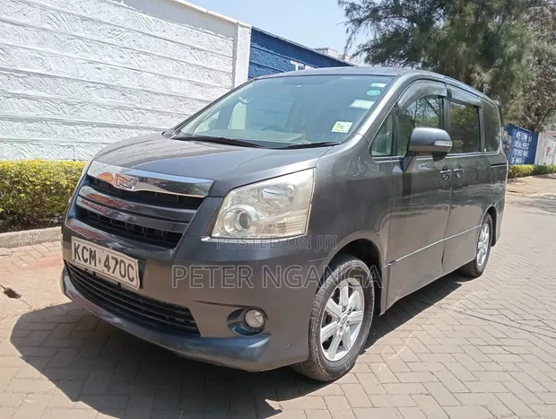 Toyota Noah 2.0 158hp FWD (8 Seater) 2010 Gray - 1