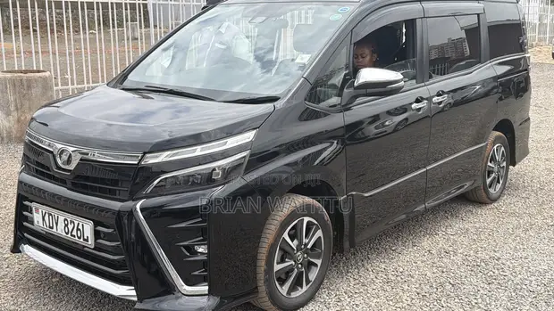 Toyota Voxy 2019 Nyeusi - 1
