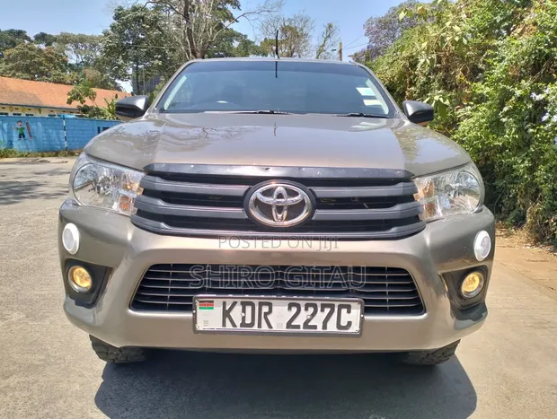 Toyota Hilux Revo Smart Cab Diesel 2.4 RWD 2018 Gray - 1