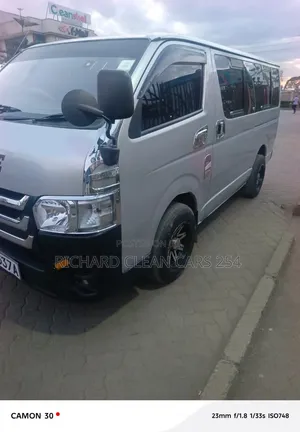 Toyota HiAce 2010 Nyeupe