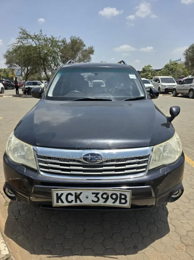Subaru Forester 2010 Nyeusi - 1