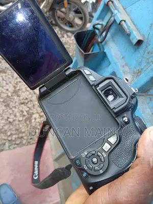Canon Rebel T3i Kamera ya DSLR