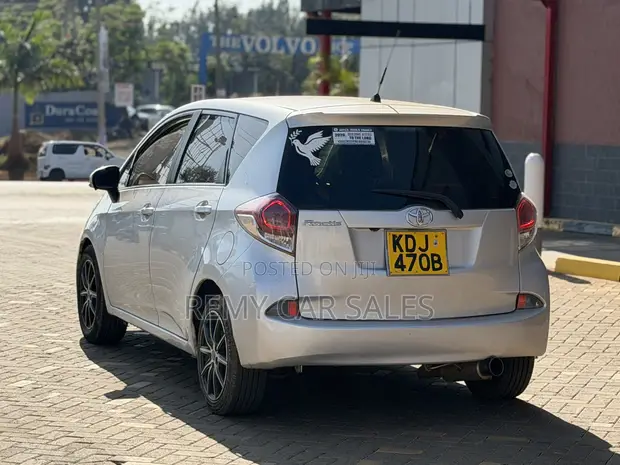 Toyota Ractis 2015 Silver - 1