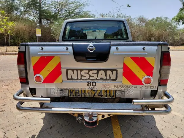 Nissan Hardbody 2005 Silver - 1