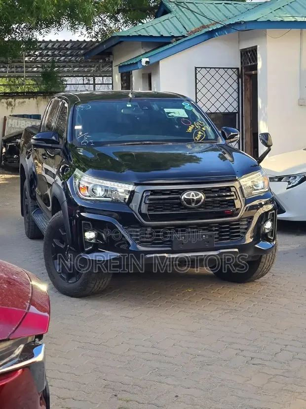 Toyota Hilux 2019 Nyeusi - 1