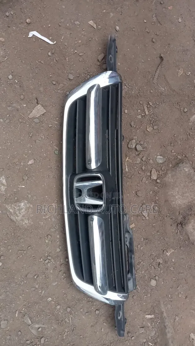 Honda CR-V RD5 Front Grille (2005) - 1