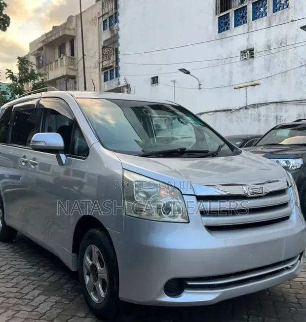 Toyota Noah 2008 Silver - 1