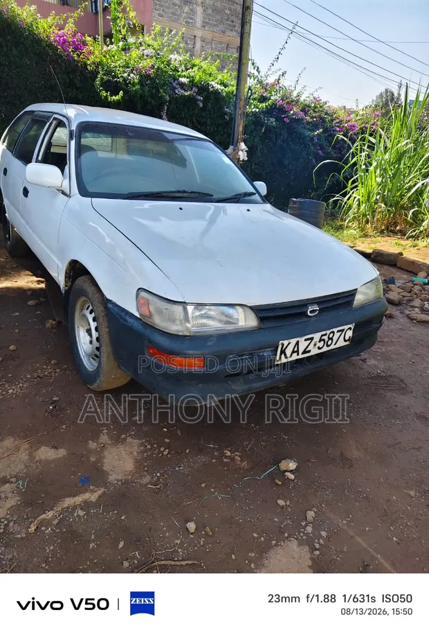 Toyota Corolla 1999 White - 1