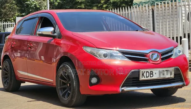Toyota Auris 2015 Red - 1