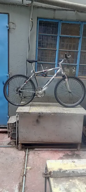 Ex UK Giant Aluminum Mountain Bike 21 Speed