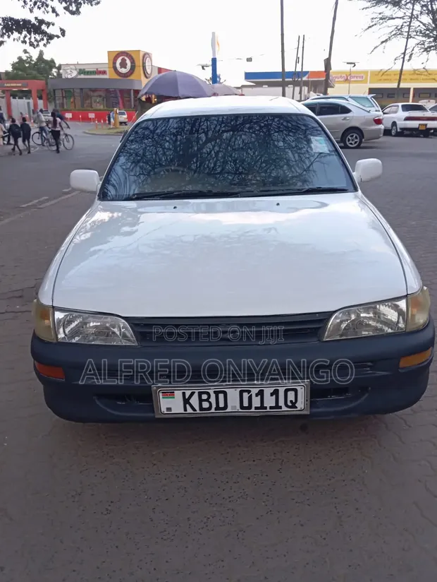 Toyota Corolla 2001 White - 1