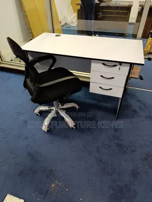 Kikao cha Ofisi Nyeupe na Kiti cha Ergonomic