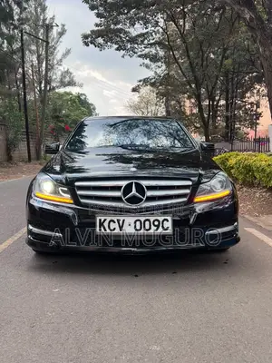 Mercedes-Benz C200 2012 Nyeusi