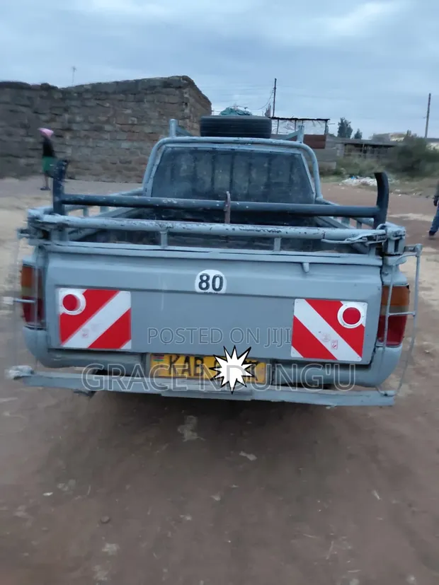 Toyota Hilux 2003 Silver - 1