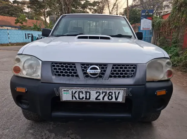 Nissan Hardbody 2015 White - 1