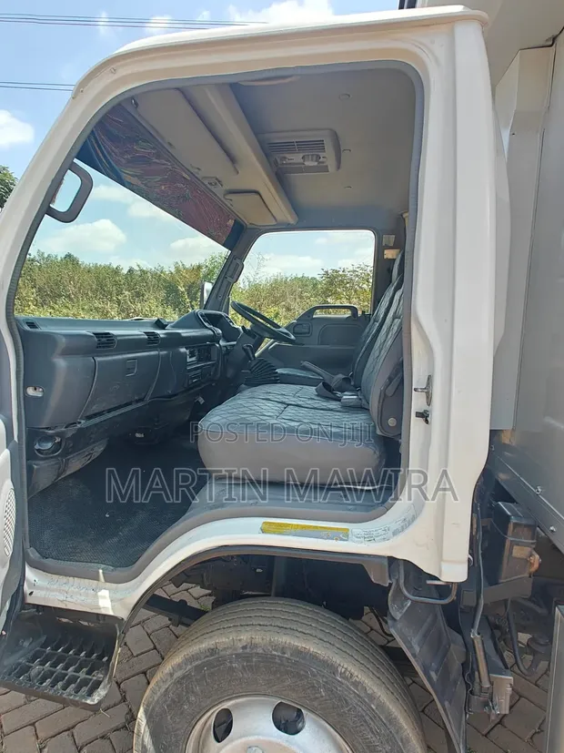 Isuzu NQR Refrigerator Truck 2009 White - 1