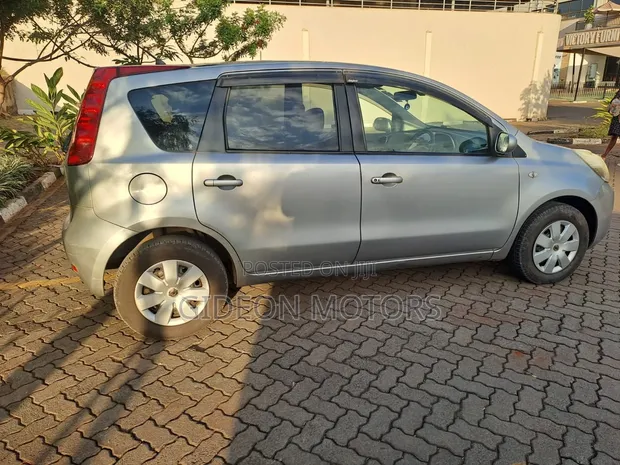 Nissan Note 2010 Silver - 1