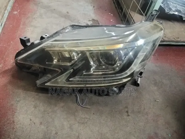 Toyota Mark X 2015 Xenon Headlight (Used) - 1