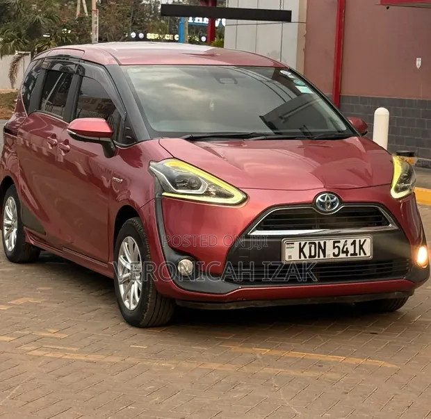 Toyota Sienta Hybrid 2017 Red - 1