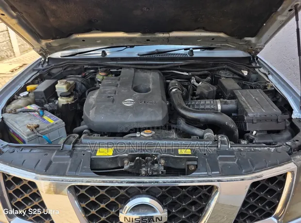 Nissan Navara 2006 Silver - 1