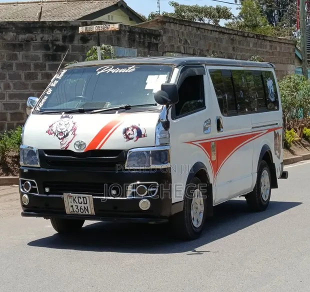 Toyota HiAce Box 2009 White - 1