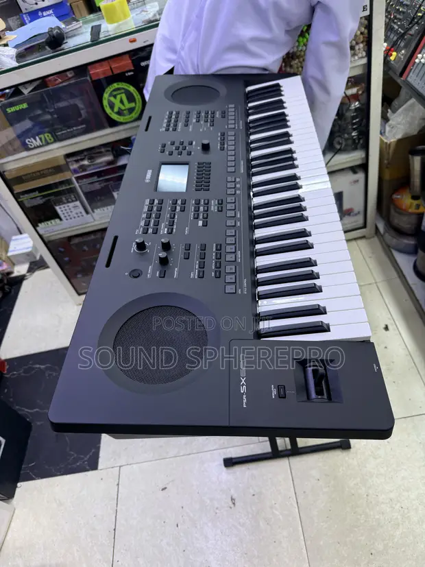 Yamaha PSR-E473 61-Key Keyboard - 1