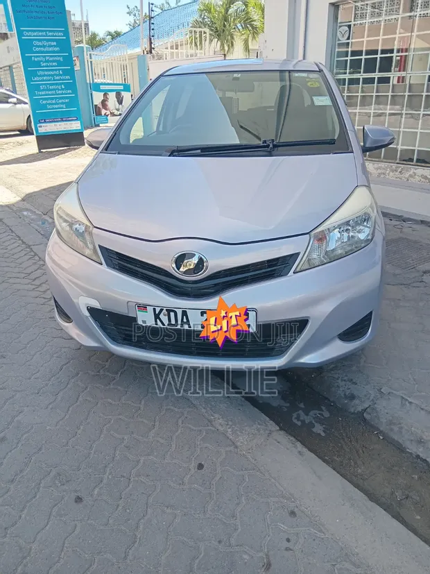 Toyota Vitz 2014 Silver - 1
