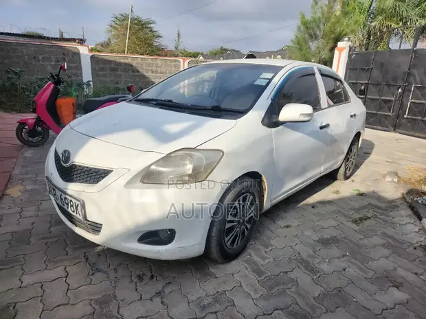 Toyota Belta 2009 Silver - 1