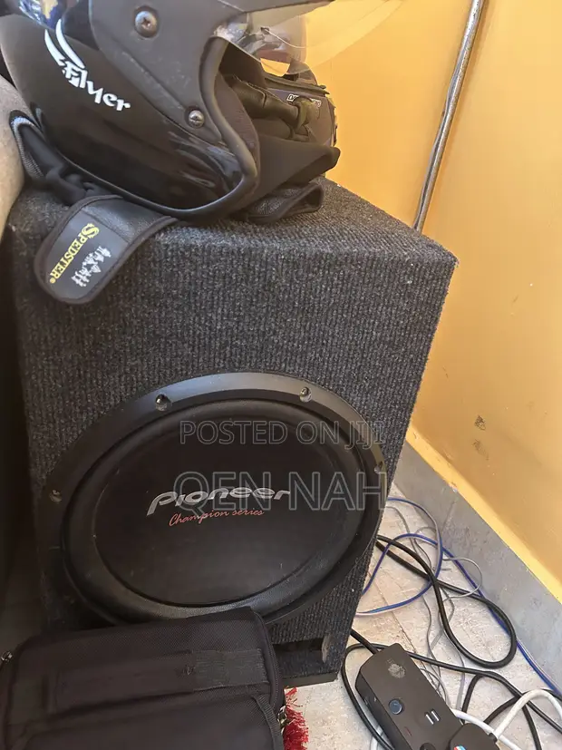 Pioneer Sound System: 1 Subwoofer, 2 Midranges, 2 Tweeters, 1200W Amp - 1