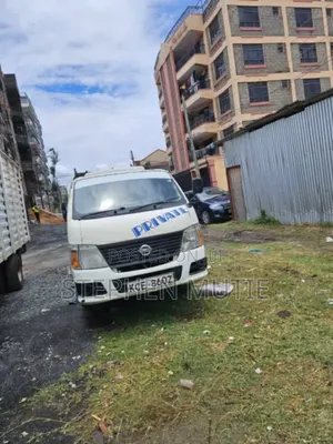 Nissan Caravan (Urvan) 2008 Nyeupe