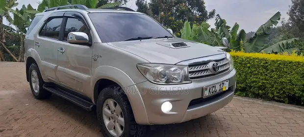 Toyota Fortuner 3.0 D RWD 2009 White - 1