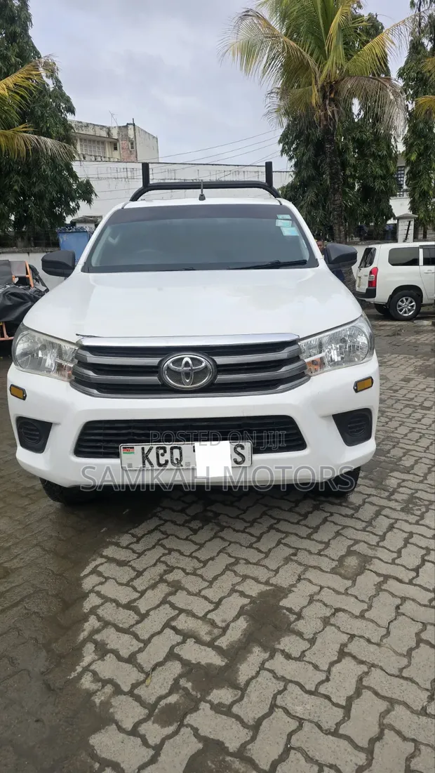 Toyota Hilux 2019 White - 1