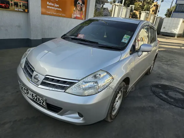 Nissan Tiida Hatchback 2011 Silver - 1