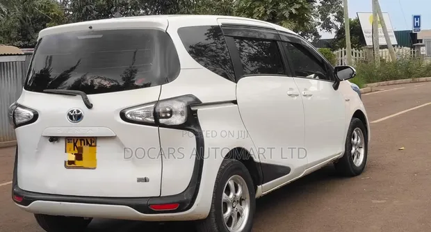 Toyota Sienta 2017 White Hybrid - 1